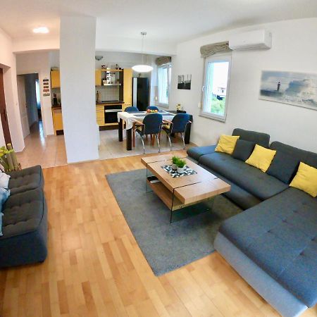 Sunny Apartment By The Beach Kaštel Štafilić Extérieur photo