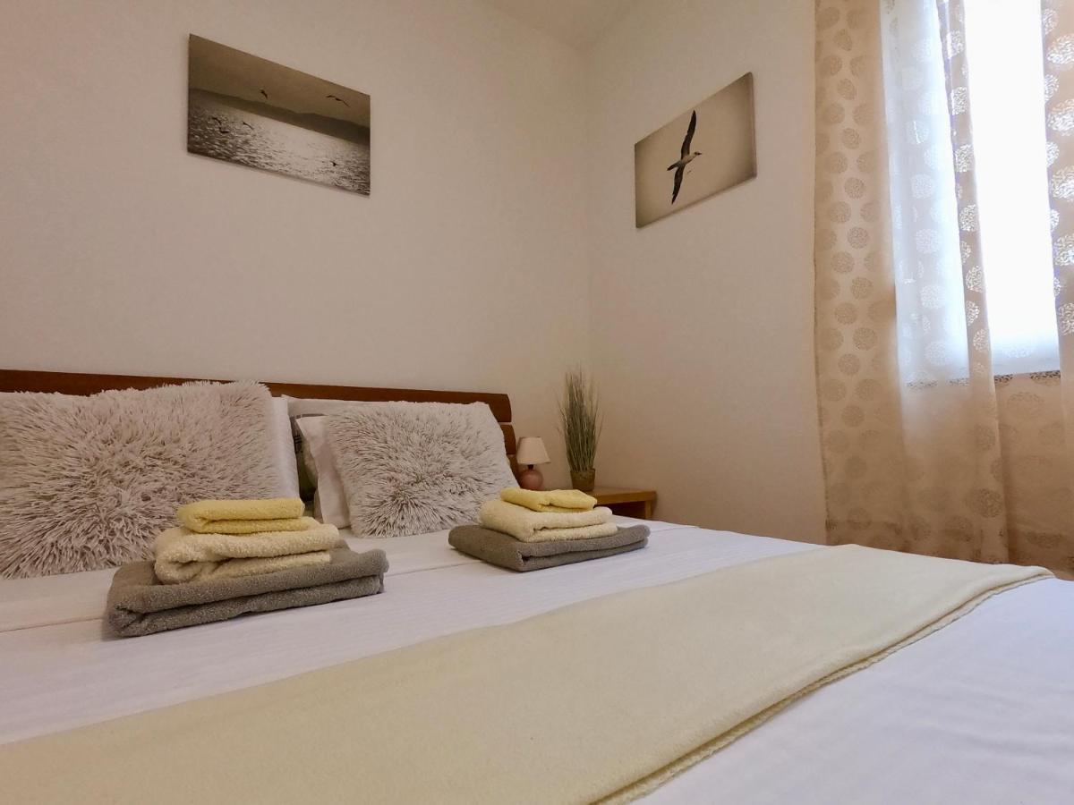 Sunny Apartment By The Beach Kaštel Štafilić Extérieur photo