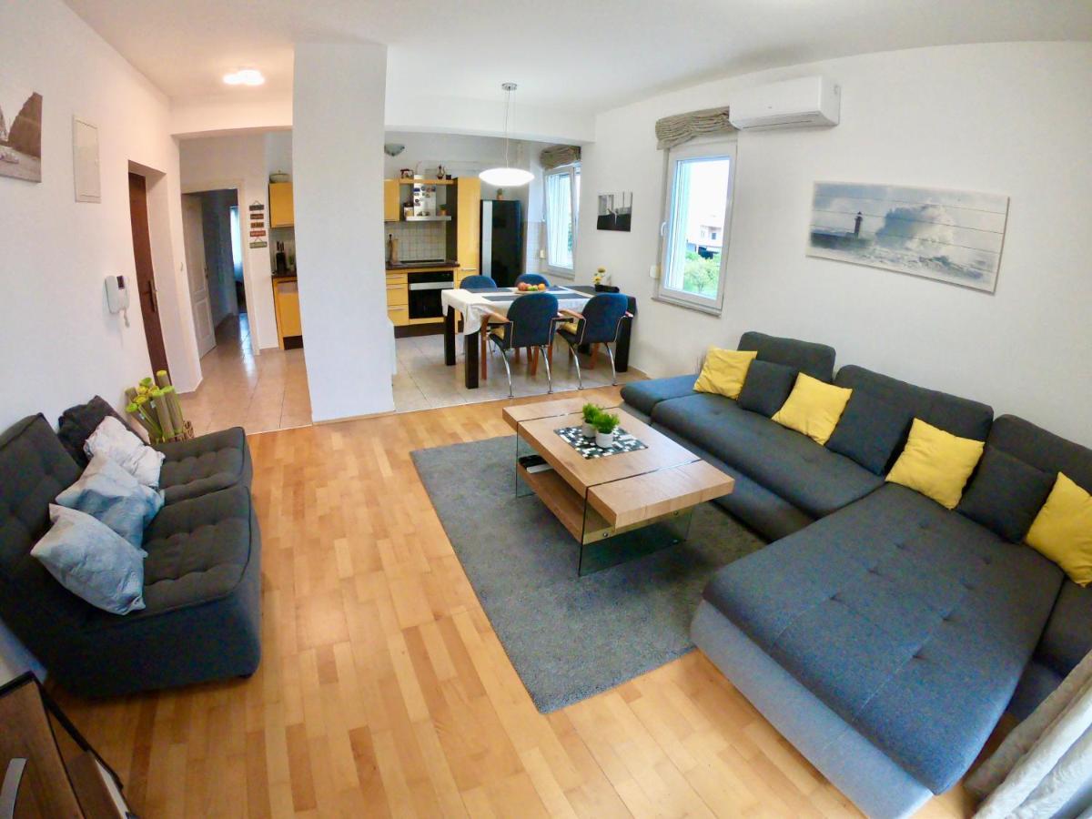 Sunny Apartment By The Beach Kaštel Štafilić Extérieur photo