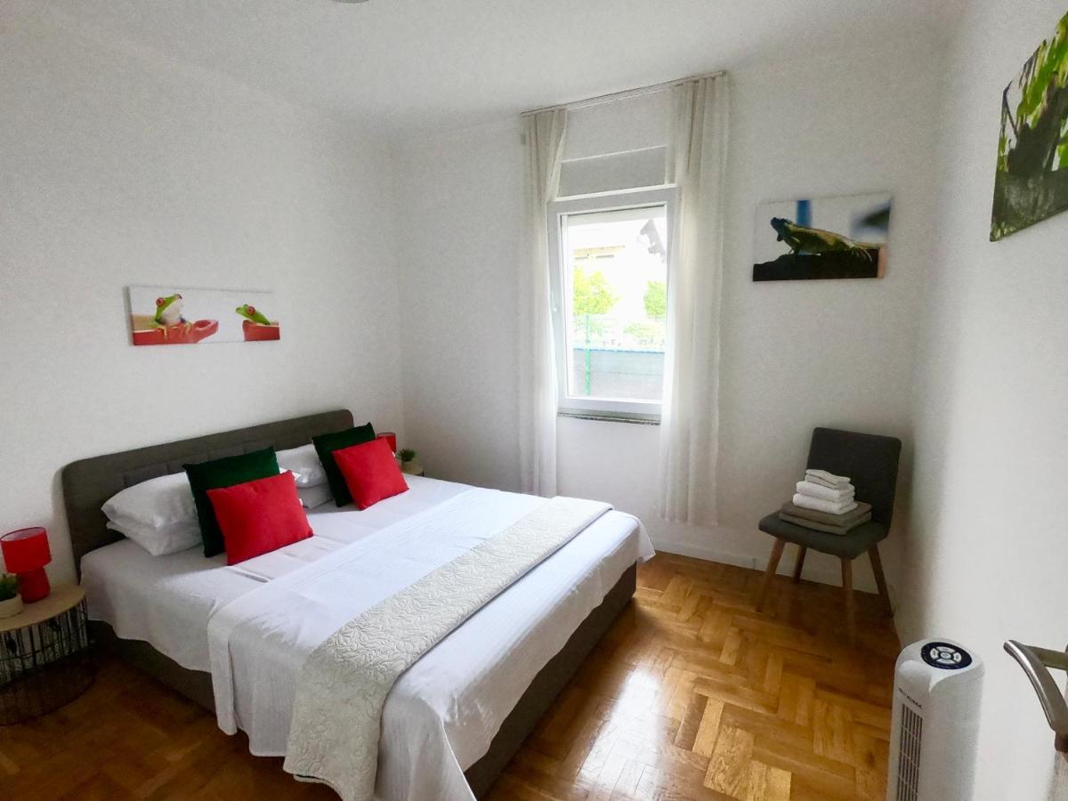 Sunny Apartment By The Beach Kaštel Štafilić Extérieur photo