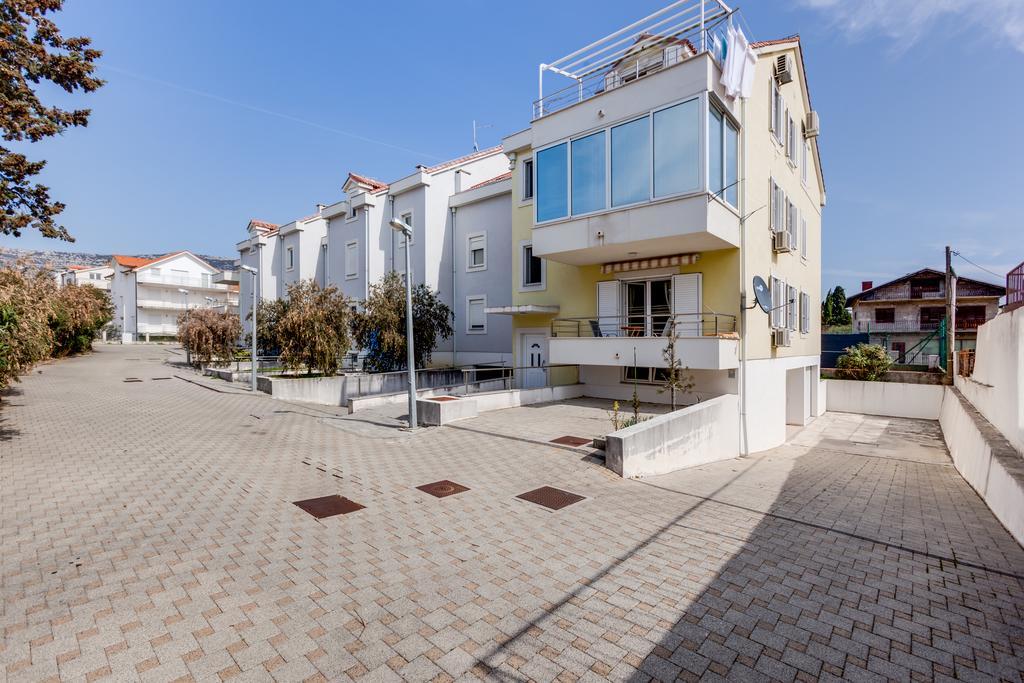 Sunny Apartment By The Beach Kaštel Štafilić Extérieur photo